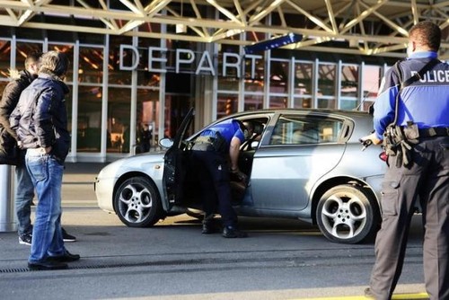 Geneva police hunt individuals suspected in Paris terrorist attacks - ảnh 1